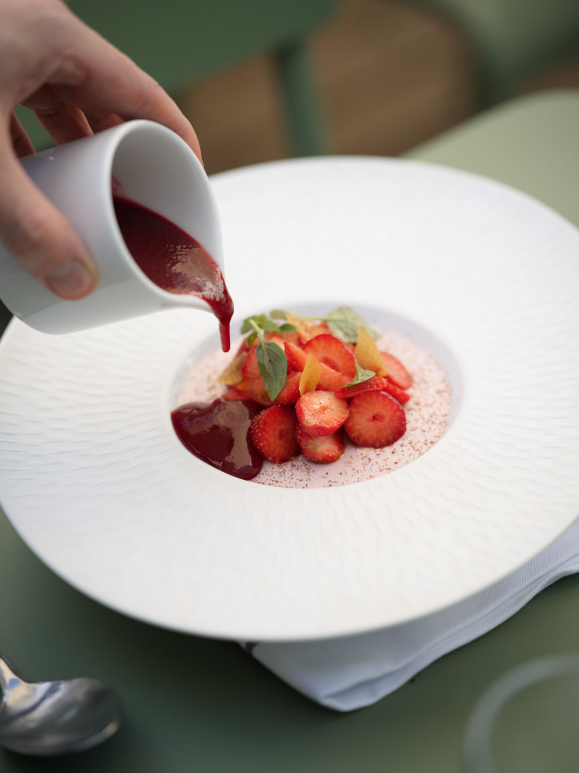 Un dessert aux fraises nappé de coulis